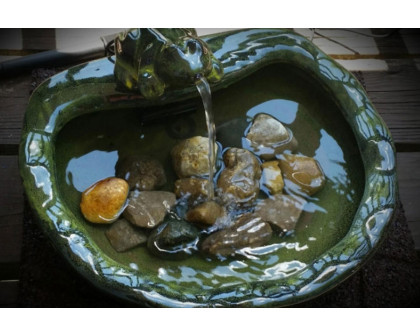 FaFurn - Green Glazed Ceramic Fountain Bird Bath with Frog and Solar Pump