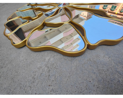 Furnings - Decorative Round Wall Mirror with Gold Frame in Unique and Modern Design