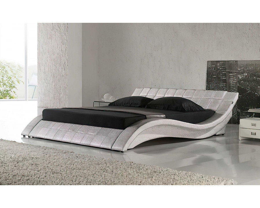 Jubilee Verdandi Curved Modern Queen Size Platform Bed - Silver, Bonded Leather