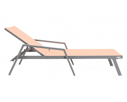 LeisureMod Marlin Modern Gray Aluminum Outdoor Chaise Lounge Chair With Arms and Square Fire Pit Side Table for Patio - Light Brown