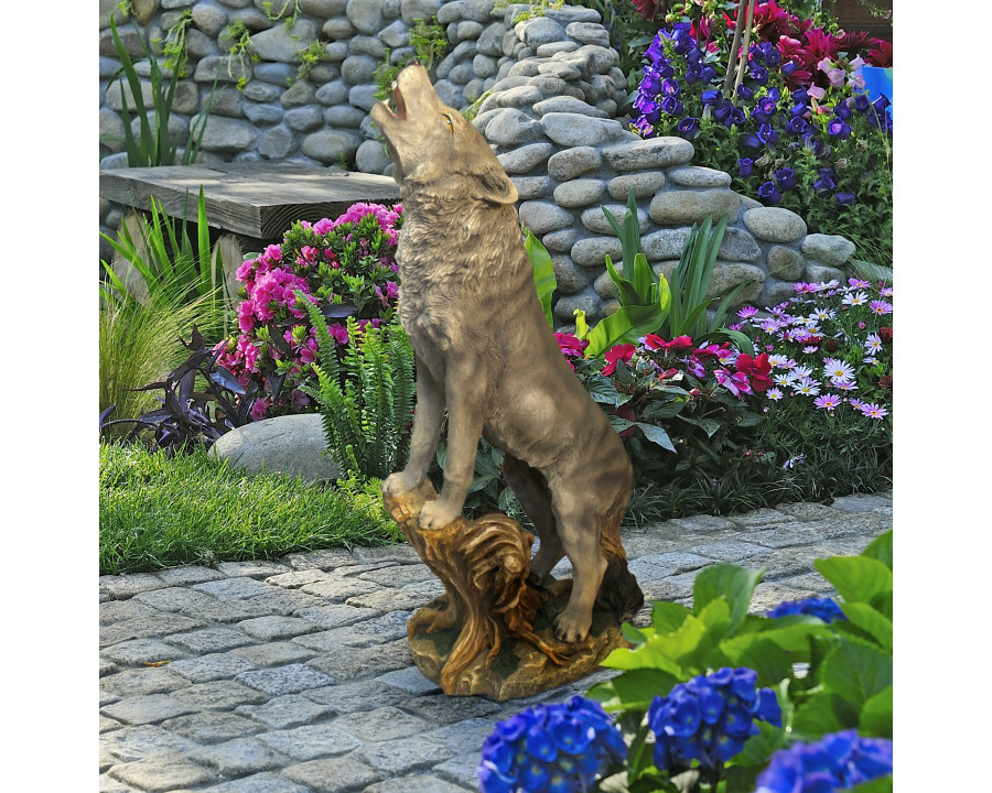 Toscano - Howling Lone Wolf Garden Statue