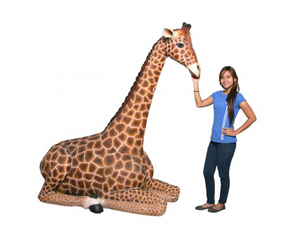 Toscano - Dakarai Grande-Scale Sitting Giraffe Garden Statue