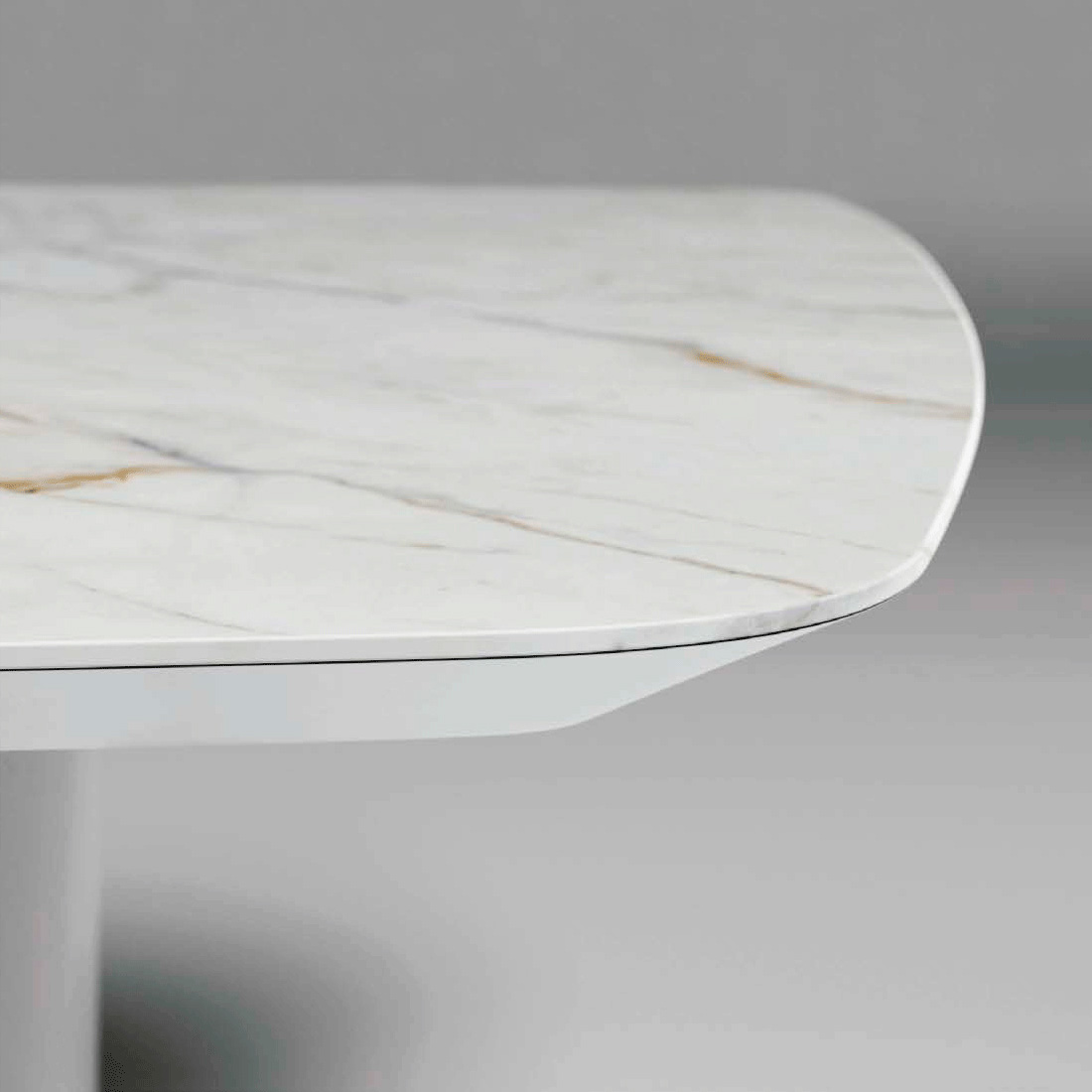 Alexandra - Wind Dining Table in Matt White Lacquered, Golden/White Porcelain