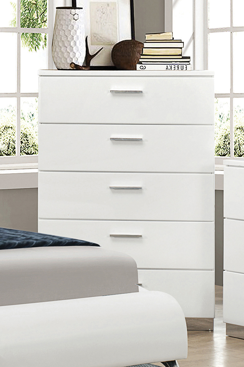 Coaster - Felicity 5-Drawer Chest in Glossy White