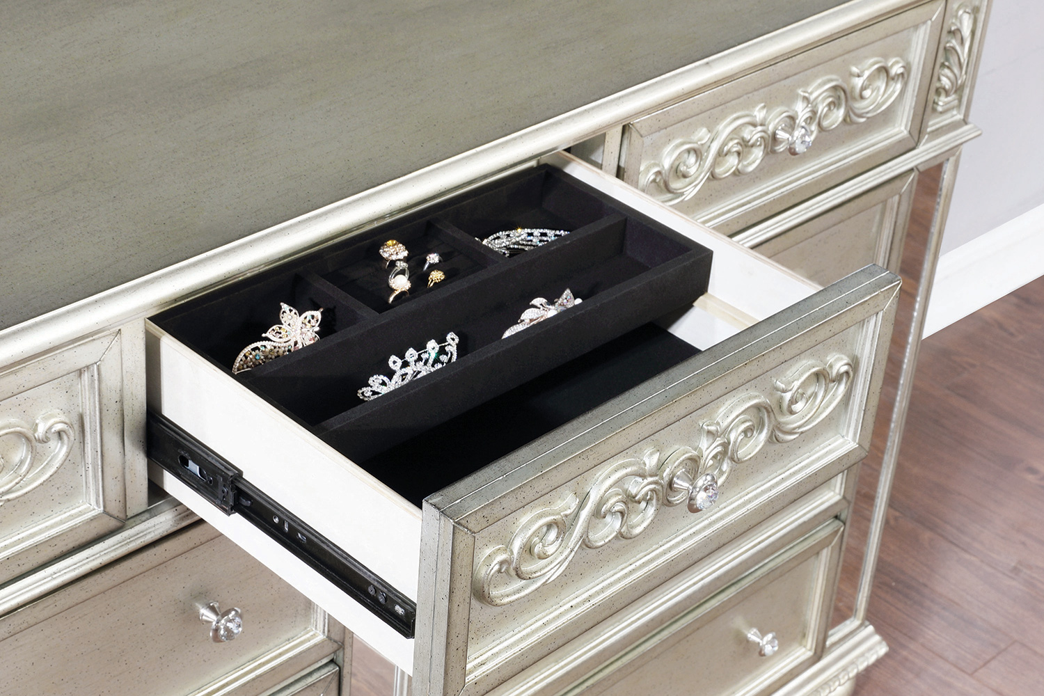 Coaster - Heidi 9-Drawer Dresser in Metallic Platinum