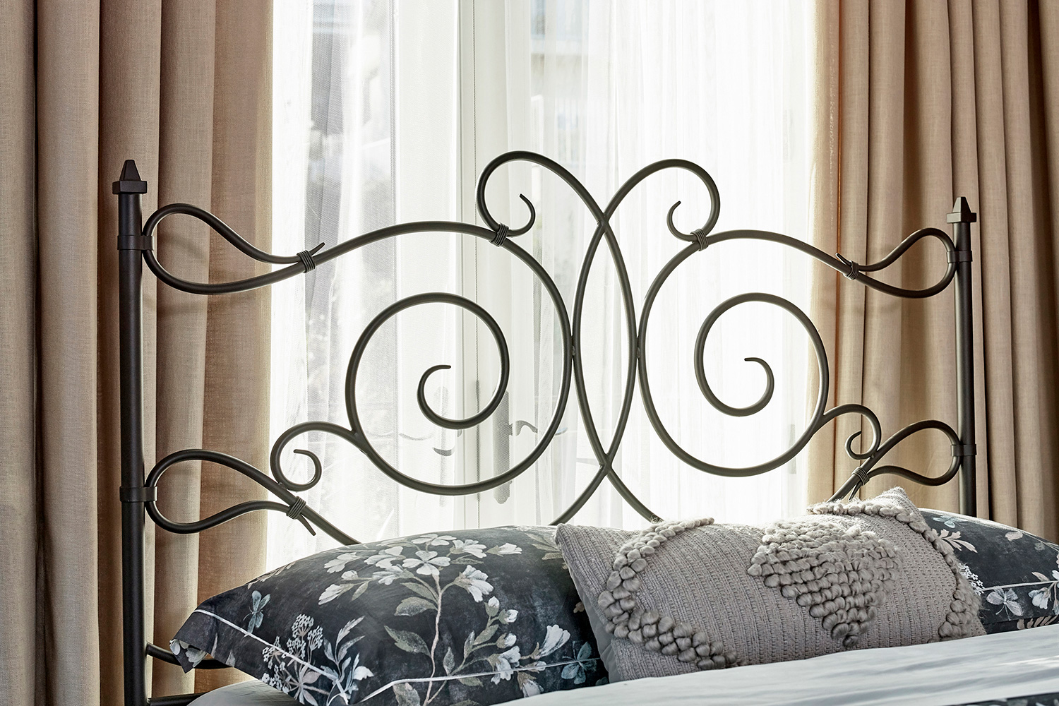 Coaster - Parleys Queen Metal Bed With Scroll Headboard in Dark Bronze