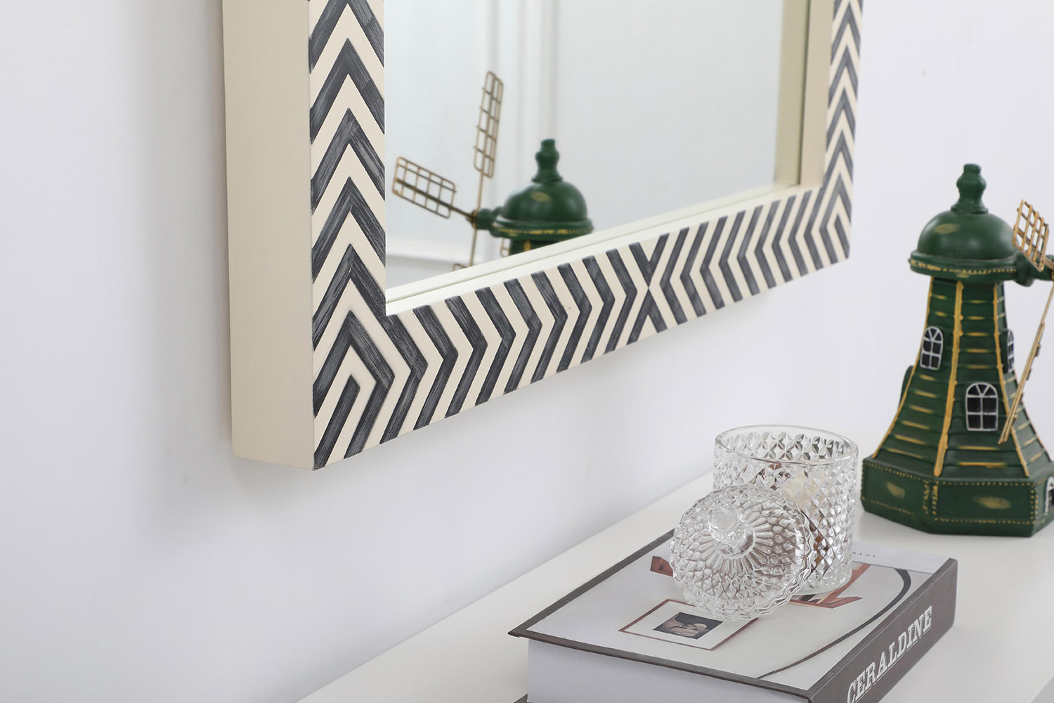 Elegant Wall Mirror - Black/White, D 24", H 32" (MR52432)