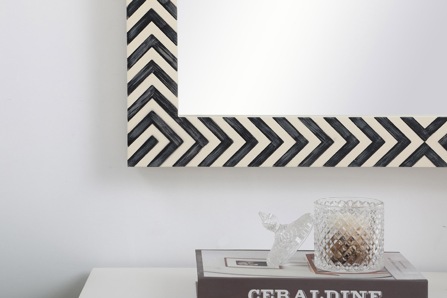 Elegant Wall Mirror - Black/White, D 24", H 32" (MR52432)