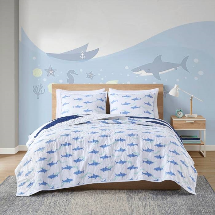 FaFurn 3-Piece Full/Queen Size Reversible Sharks Quilt Set - Navy Blue/White, Cotton