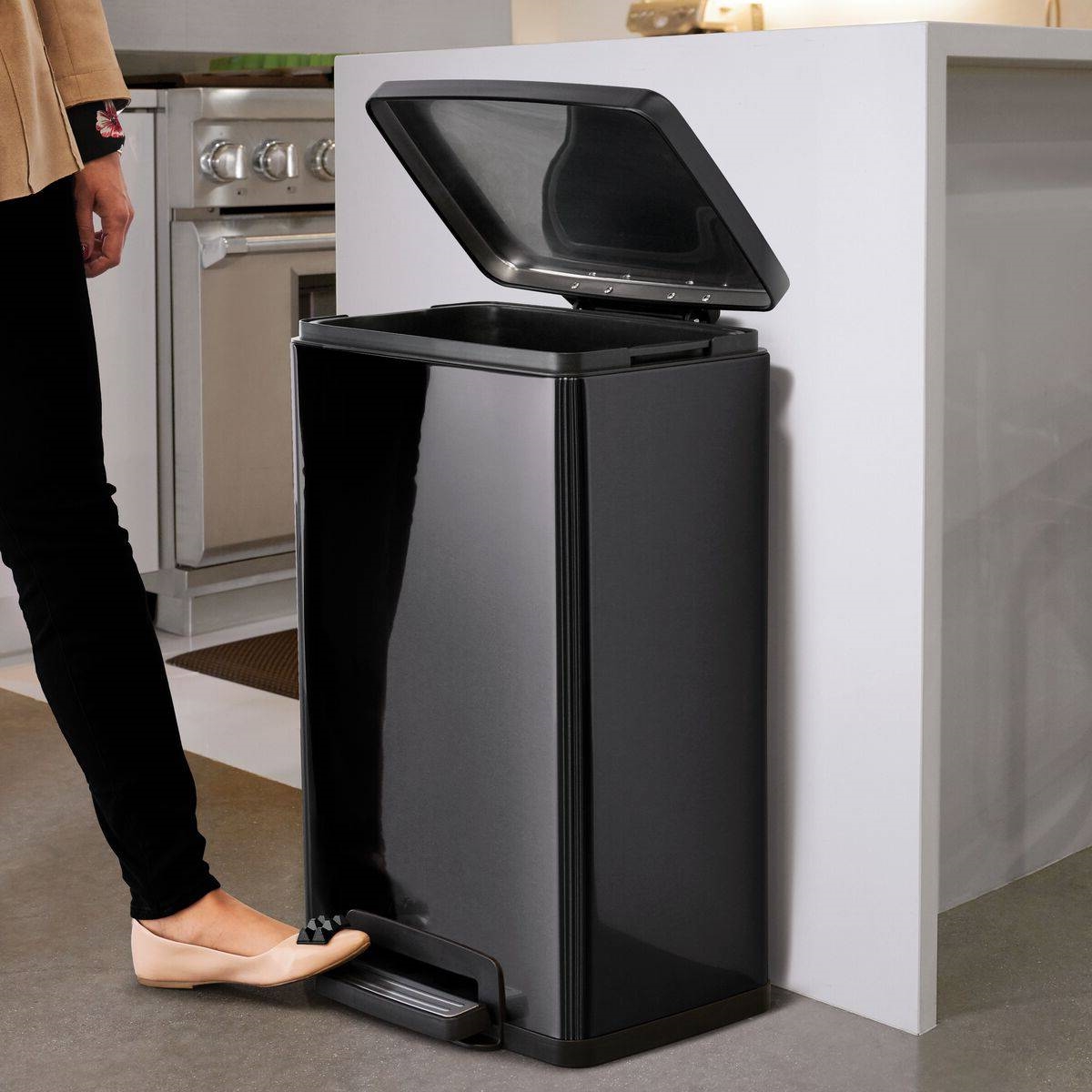 FaFurn 13 Gallon Trash Can with Step Lid - Black