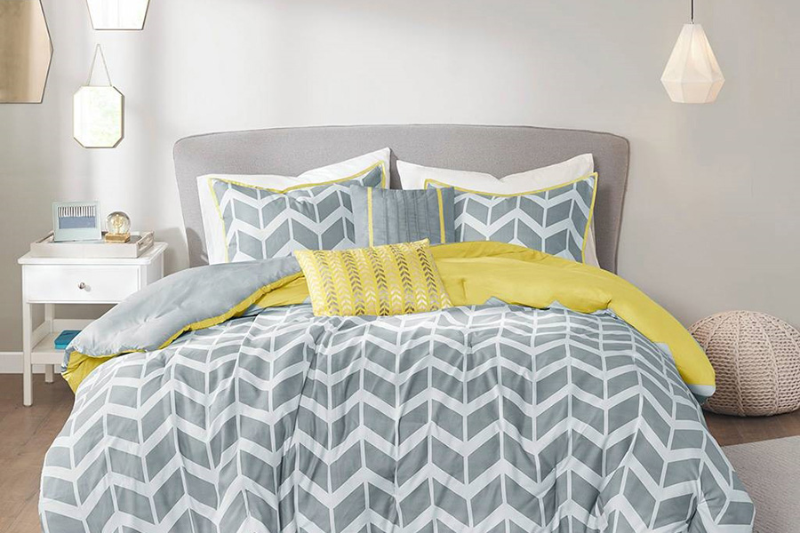 FaFurn Reversible Comforter Set with Chevron Stripe - Gray/White/Yellow, Full/Queen Size