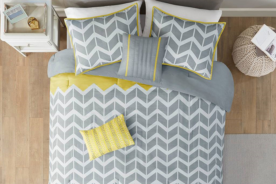 FaFurn Reversible Comforter Set with Chevron Stripe - Gray/White/Yellow, Full/Queen Size