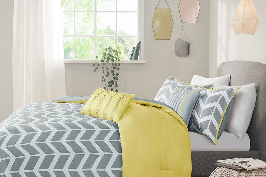 FaFurn Reversible Comforter Set with Chevron Stripe - Gray/White/Yellow, Full/Queen Size