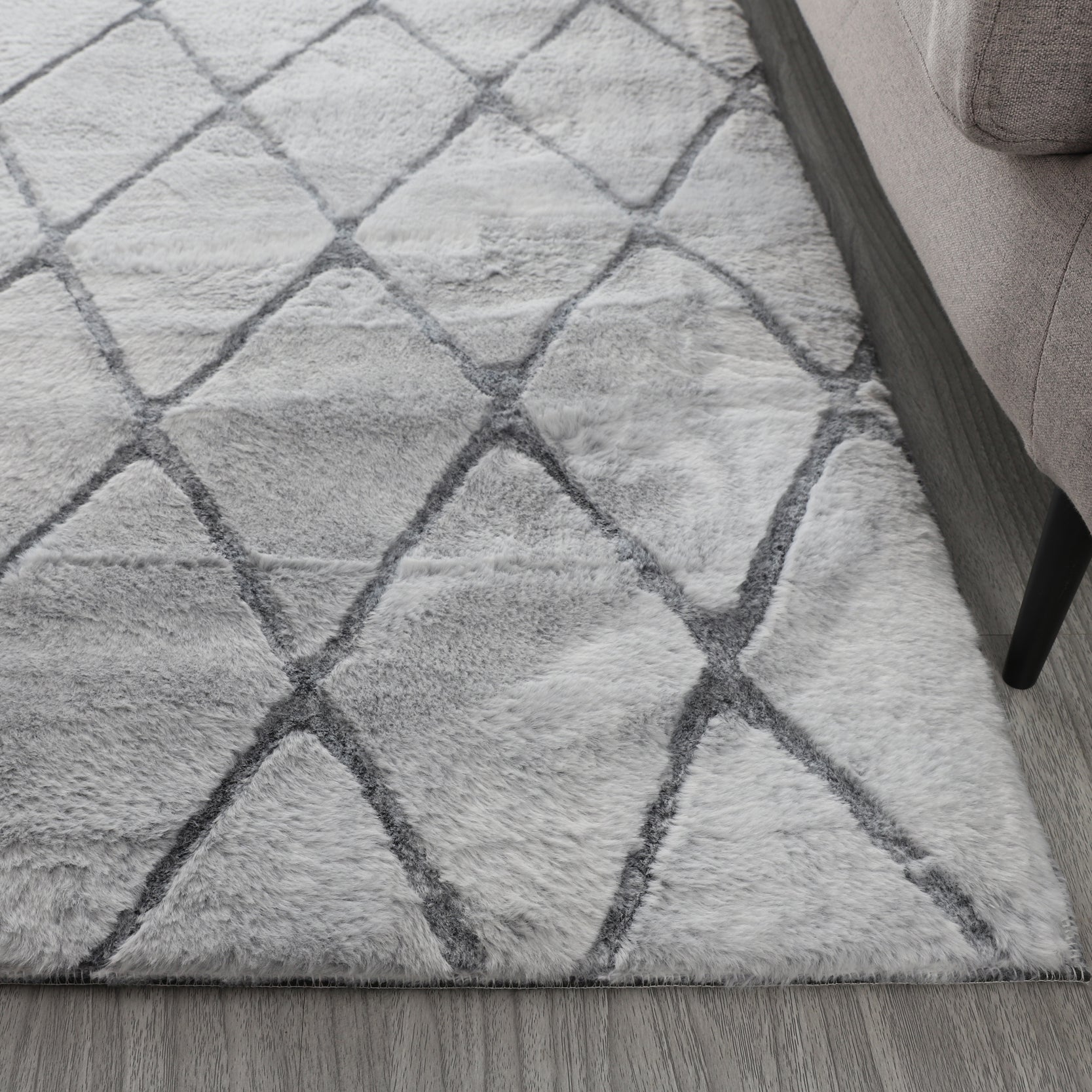 Furnings - Lily Luxury Light Gray Chinchilla Faux Fur Area Rug in 7'L x 5'W x 1"H