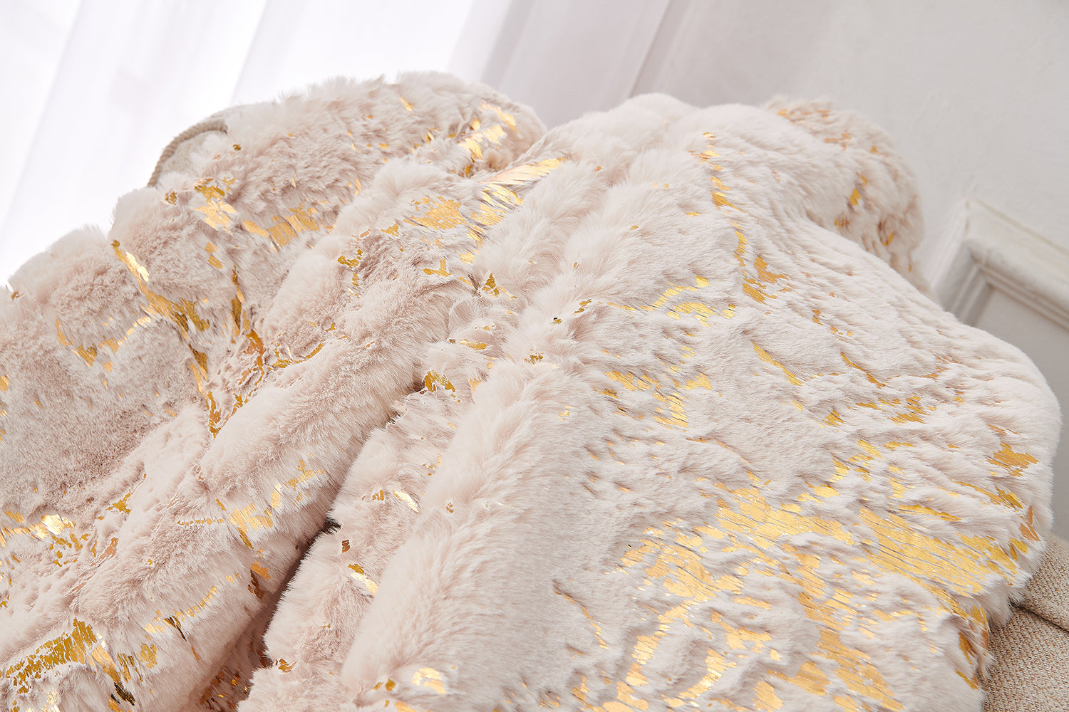 Furnings - Cassilda Luxury Chinchilla-like Faux Fur Beige and Gold Throw Blanket