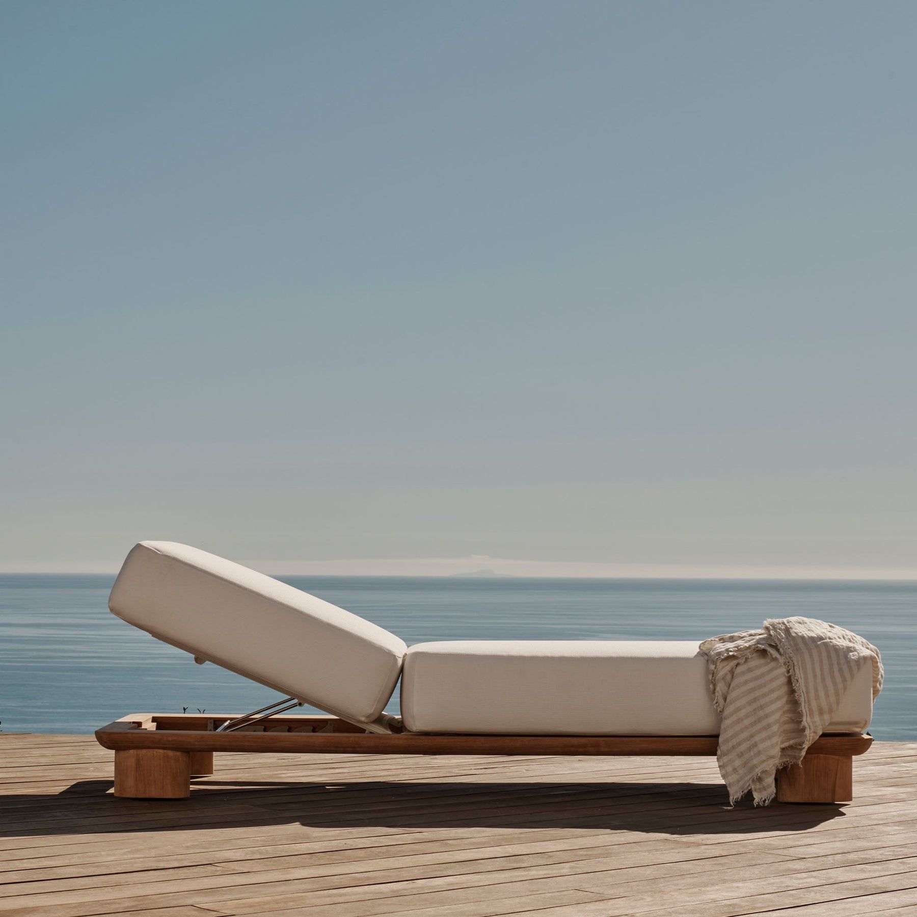 Harbour Newport Sun Lounge - Teak Natural, Lisos Piedra, Batyline White