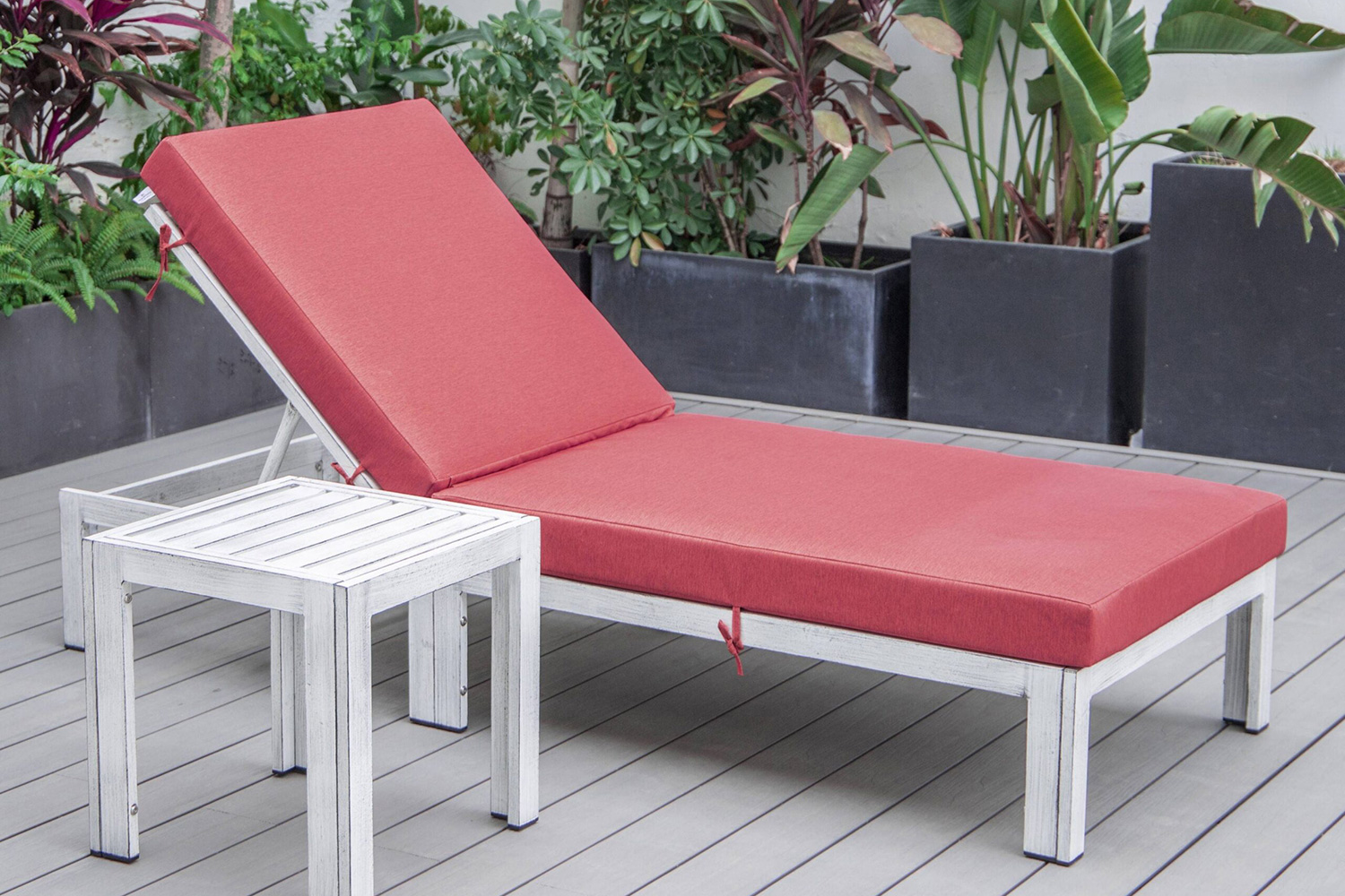 LeisureMod Chelsea Modern Outdoor Weathered Gray Chaise Lounge Chair with Side Table and Cushions - Red