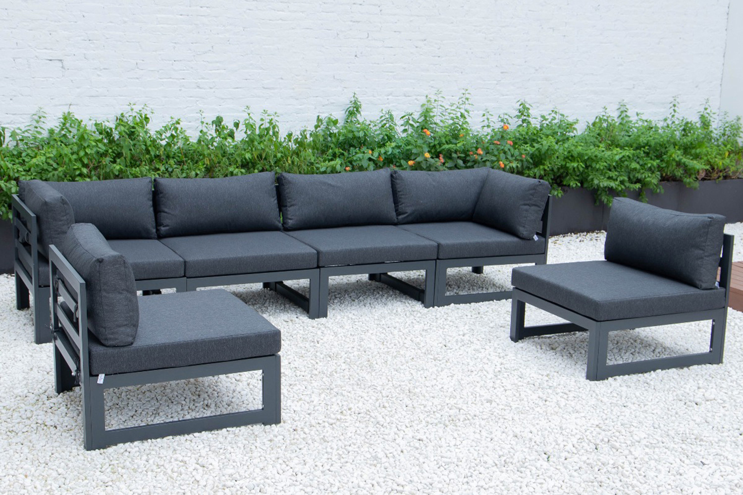 LeisureMod Chelsea 6-Piece Patio Sectional In Black Aluminum with Cushions - Black