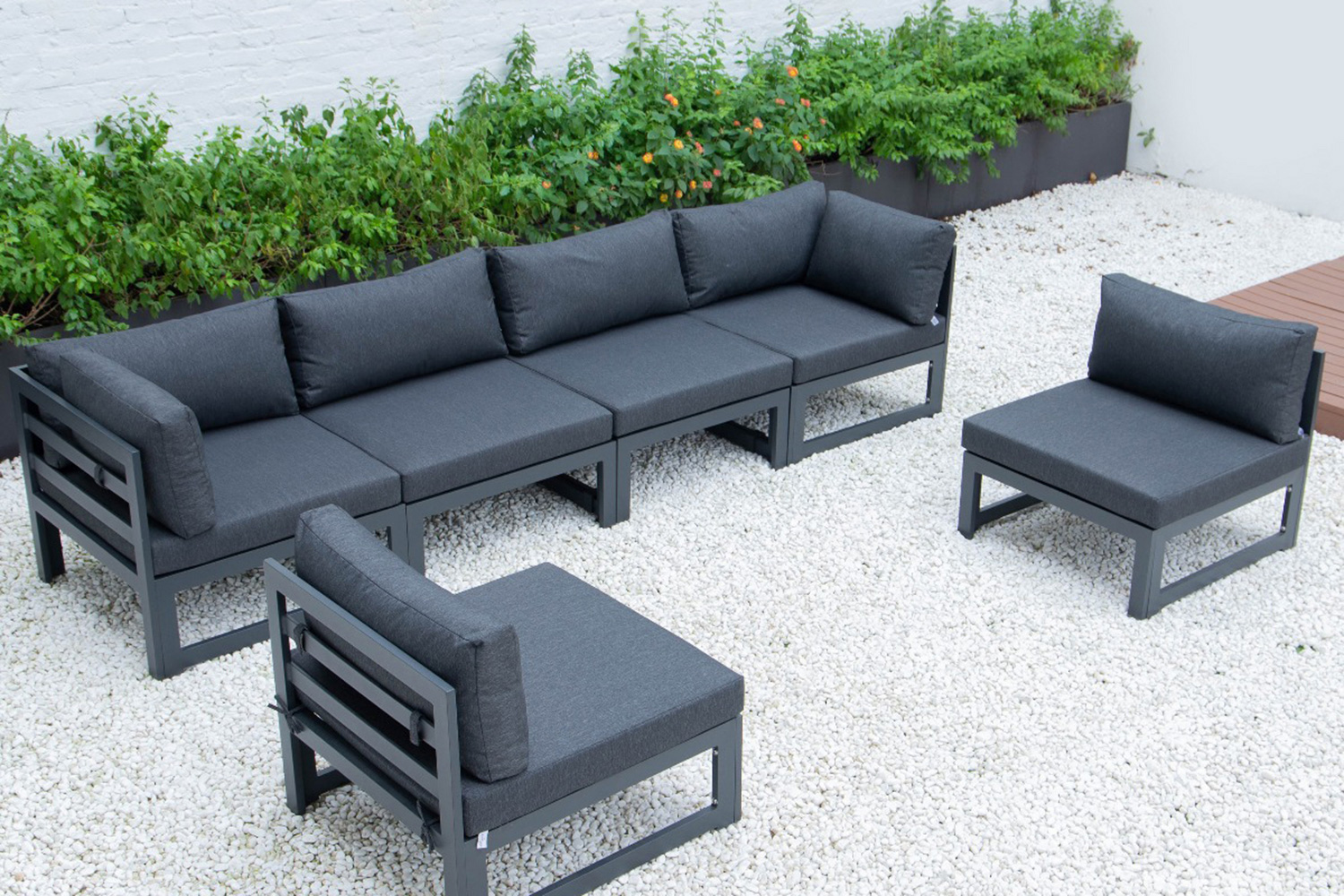 LeisureMod Chelsea 6-Piece Patio Sectional In Black Aluminum with Cushions - Black