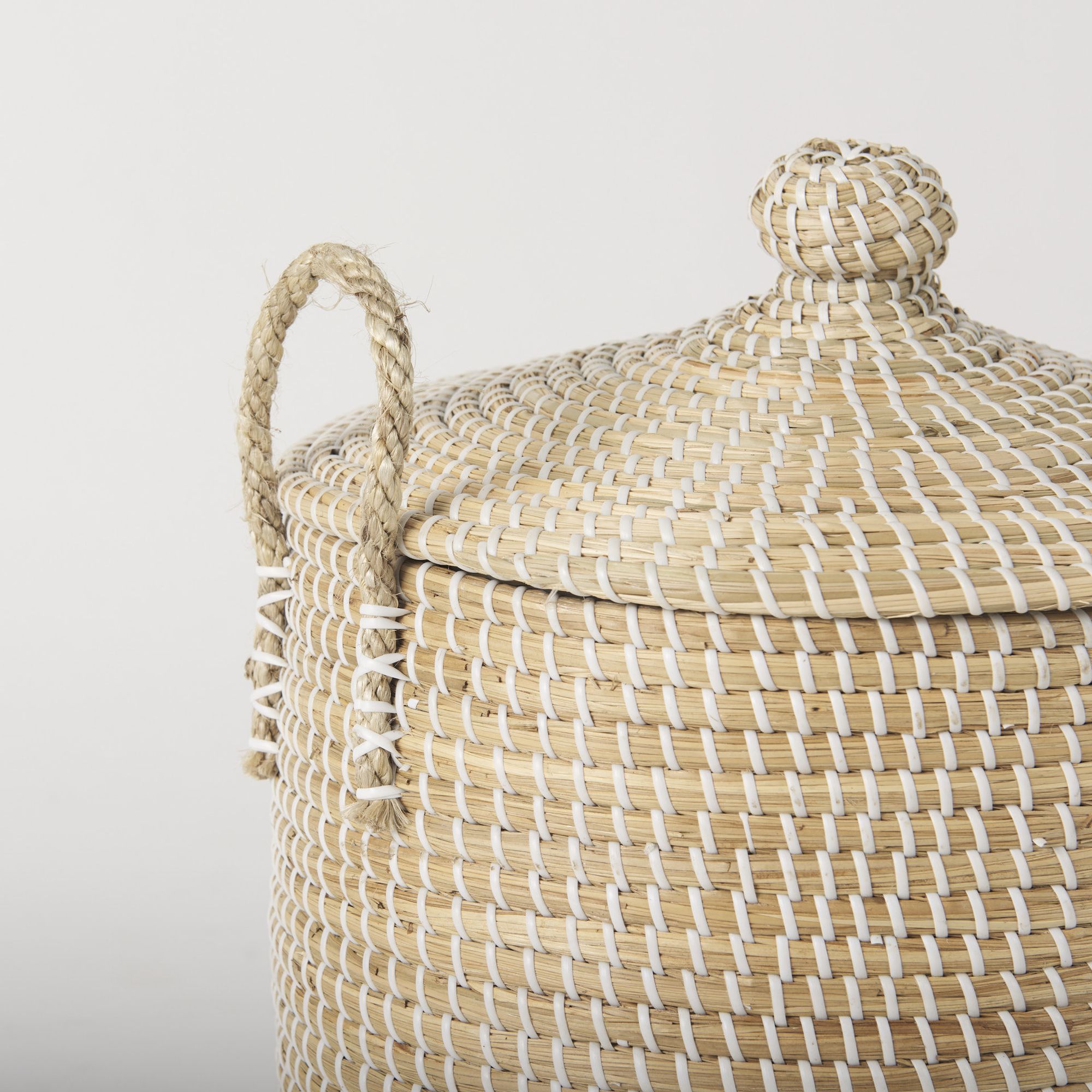 Mercana - Olivia Beige Seagrass Basket with Lid and Handles (Set of 3)