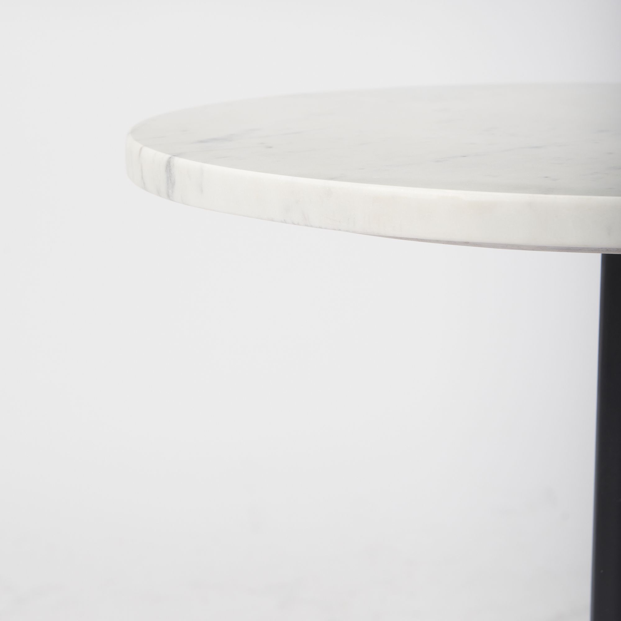 Mercana Maxwell Round End Table - White