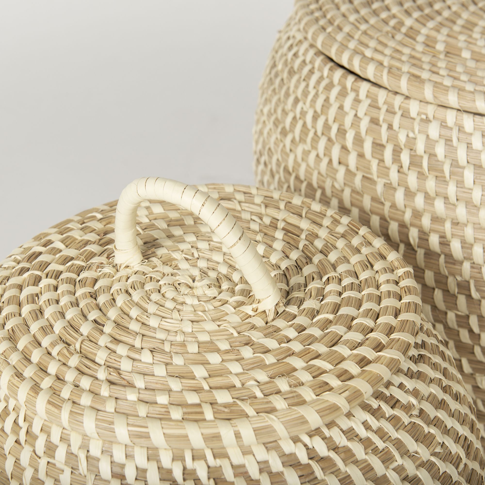 Mercana - Kalopa Seagrass Floor Baskets/Flat Handled Lid (Set of 2)