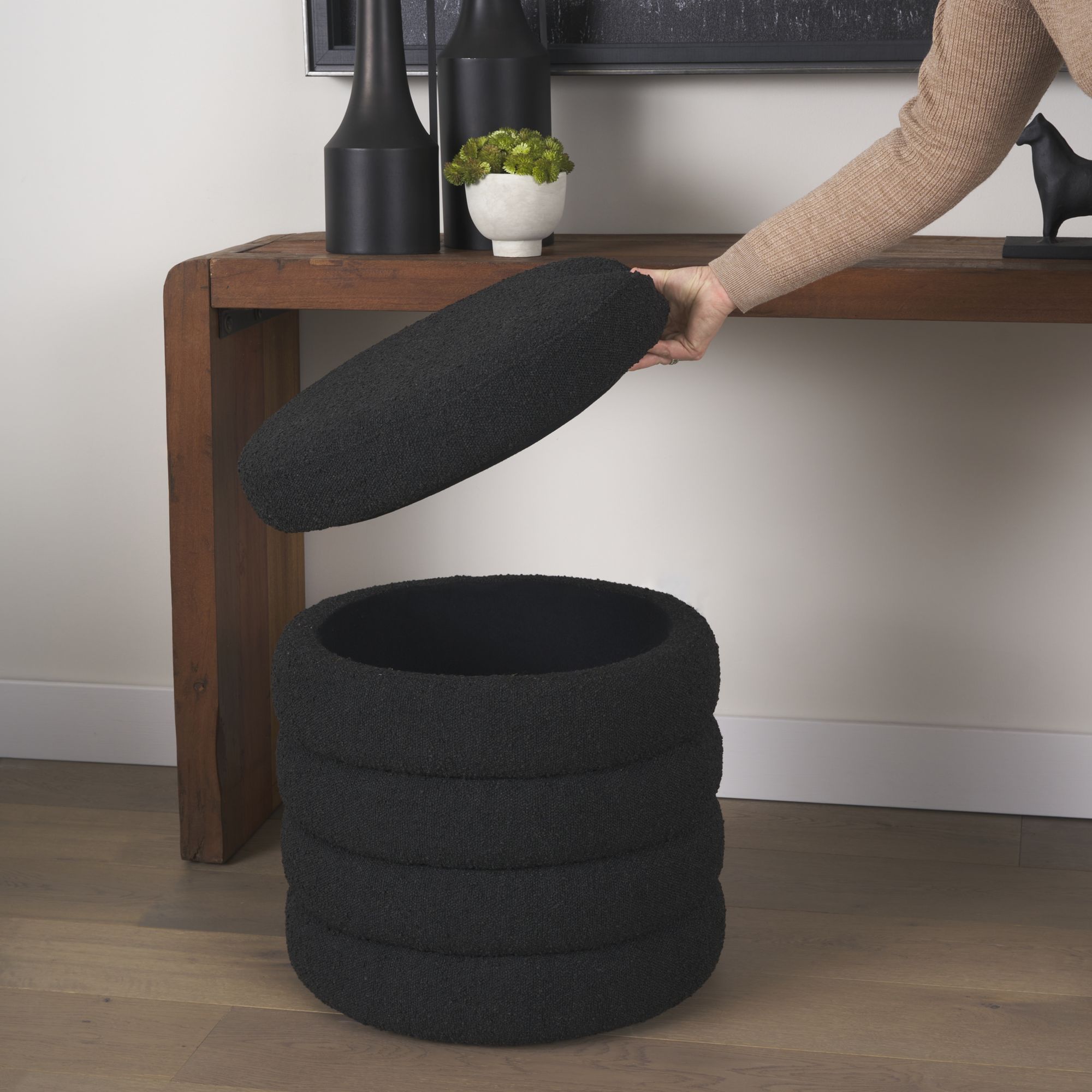 Mercana Elise Ottoman - Black, Boucle