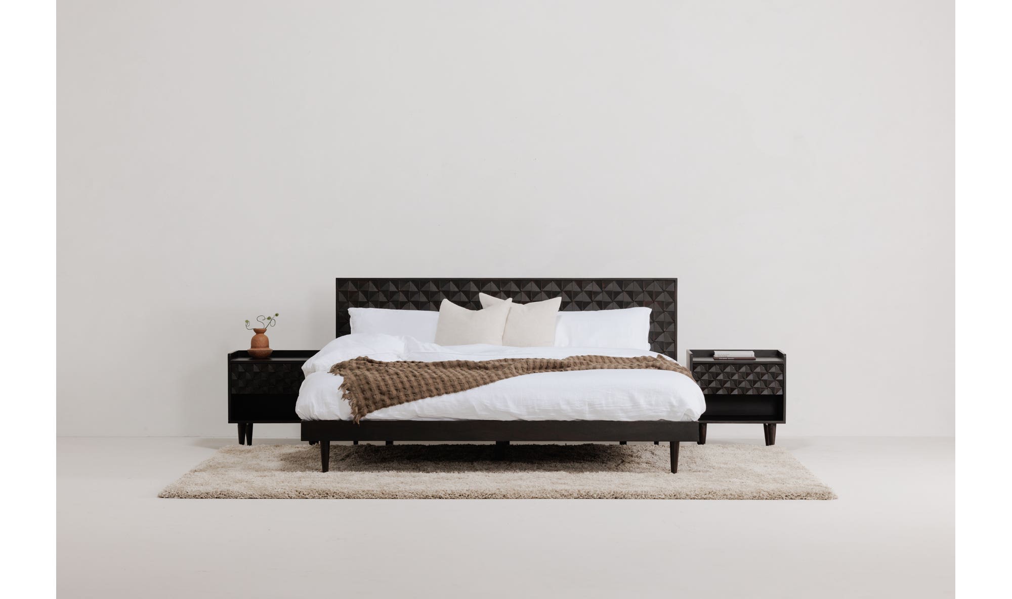 Moe's Pablo Mid-Century Modern Queen Size Bed - Black