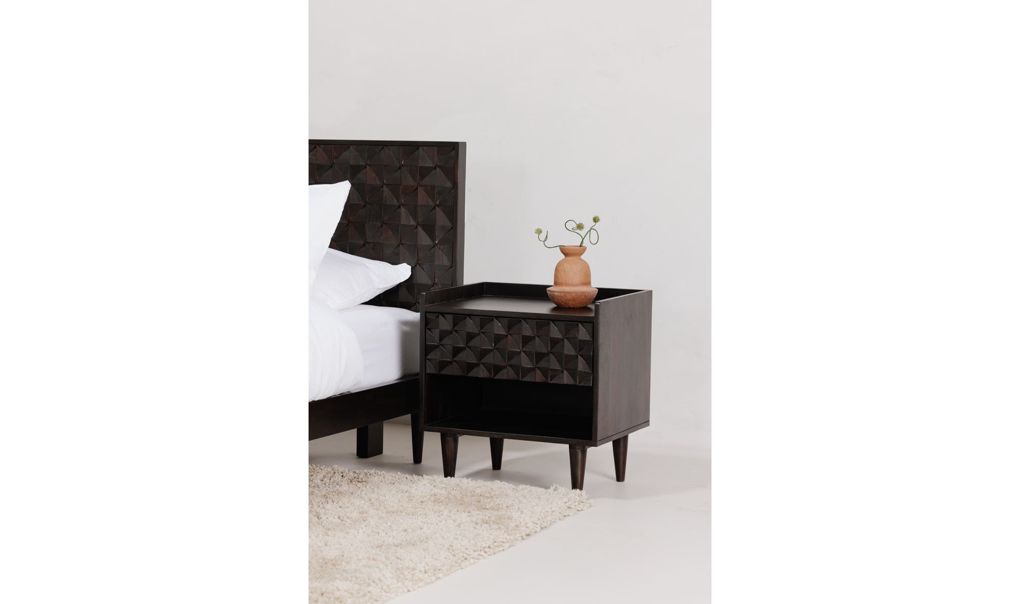 Moe's Pablo Mid-Century Modern Queen Size Bed - Black