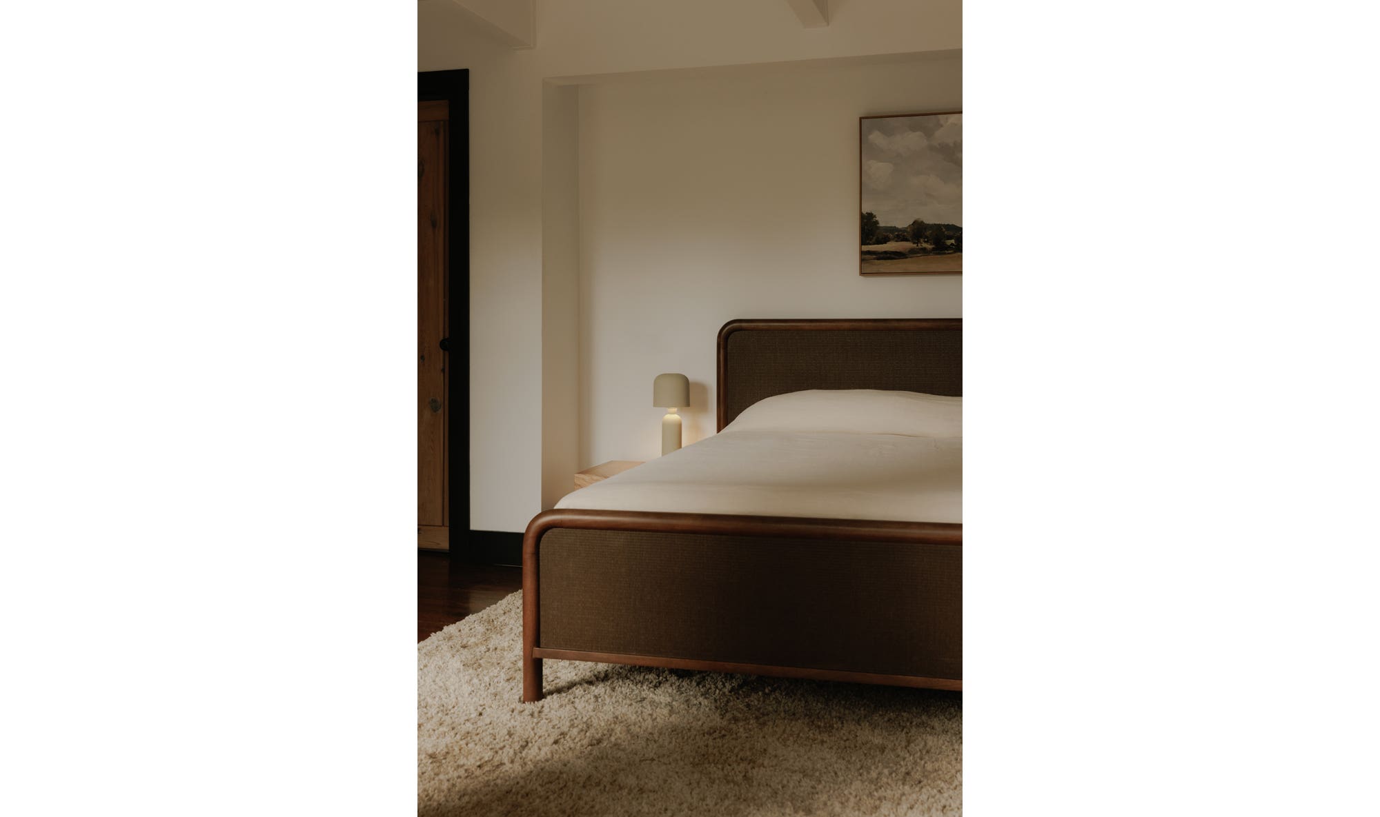 Moe's Rye Modern Bed - Warm Brown