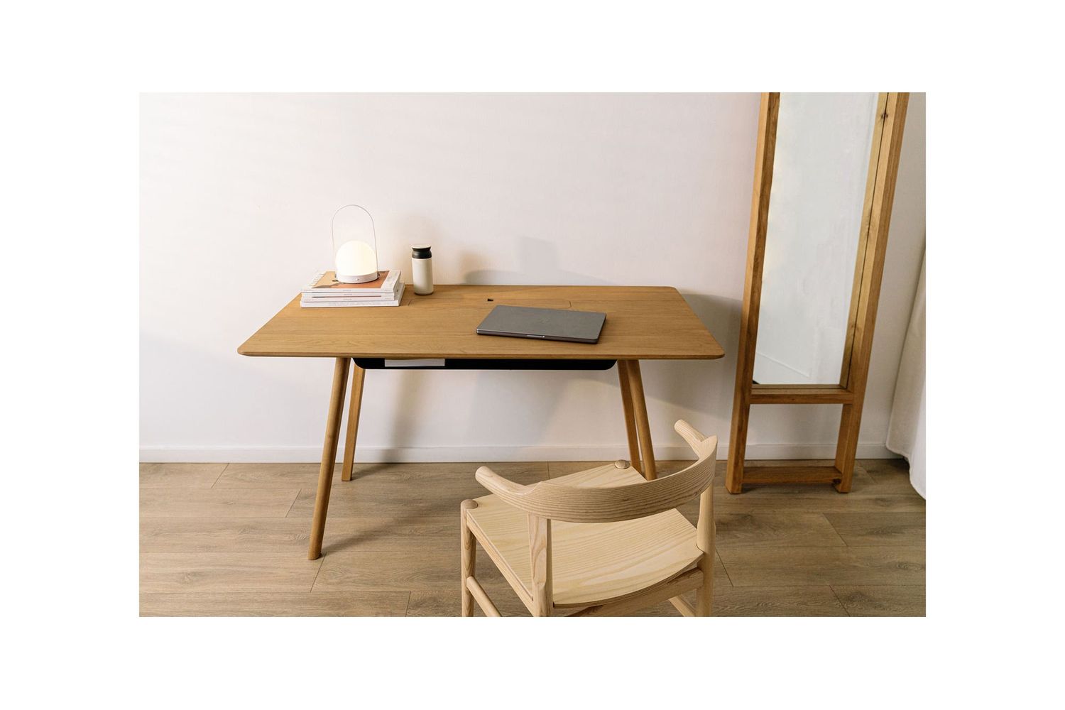 Moe's - Kaida Modern Desk in Oak