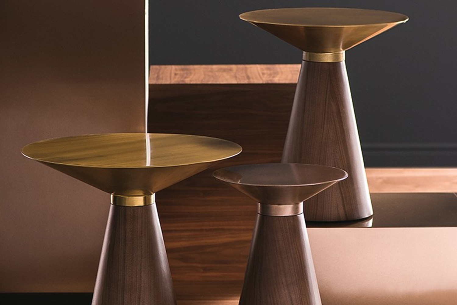 Nuevo™ Iris Side Table - X Brushed Gold Top, Walnut Veneer Base, L19,8'' x W19,8'' x H19,8''