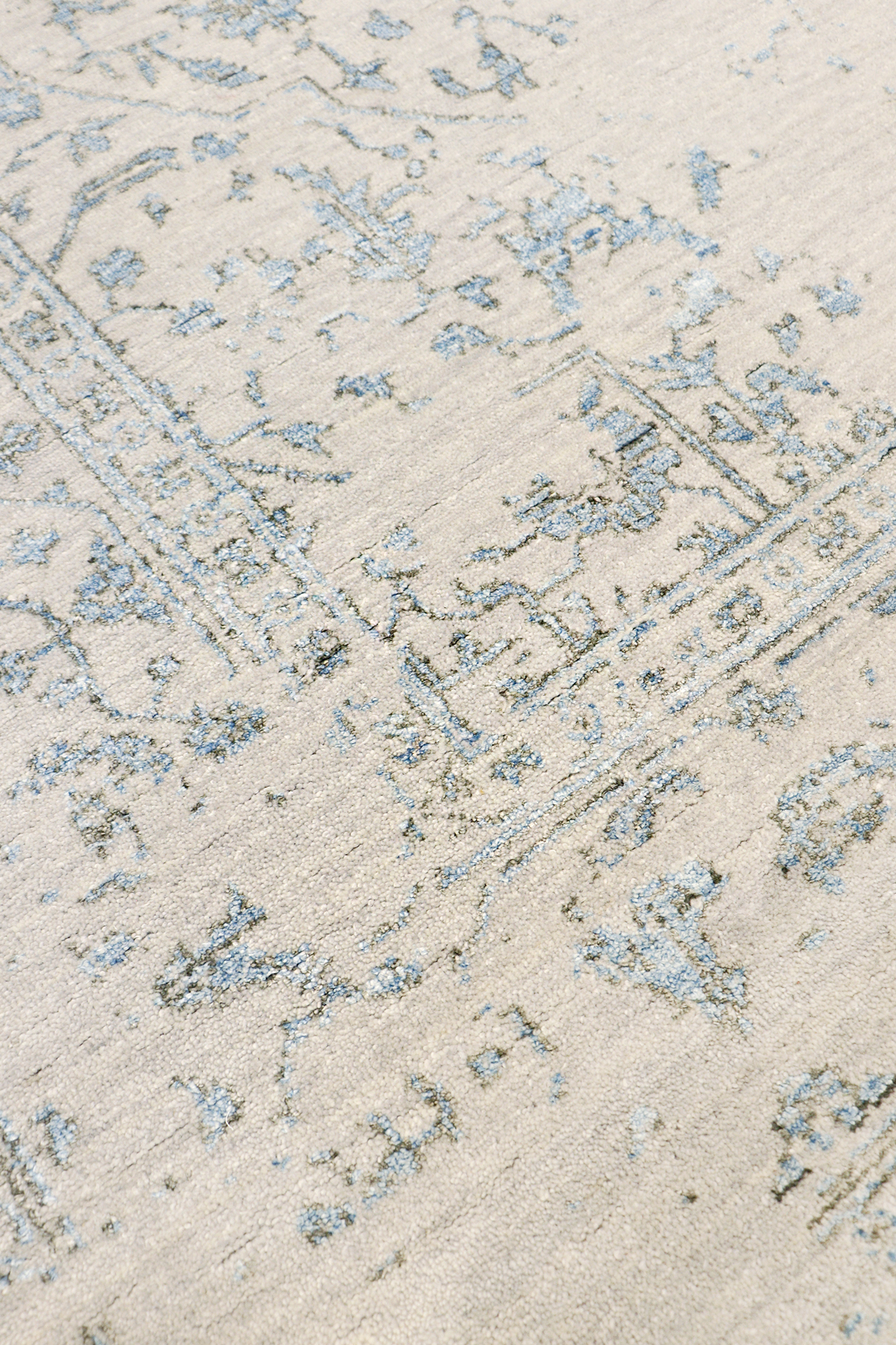 Pasargad - Transitional Collection Hand-Knotted Bamboo Silk/Wool Area Rug in Silver/L. Blue, 71" x 108" (pdc-245 6x9)