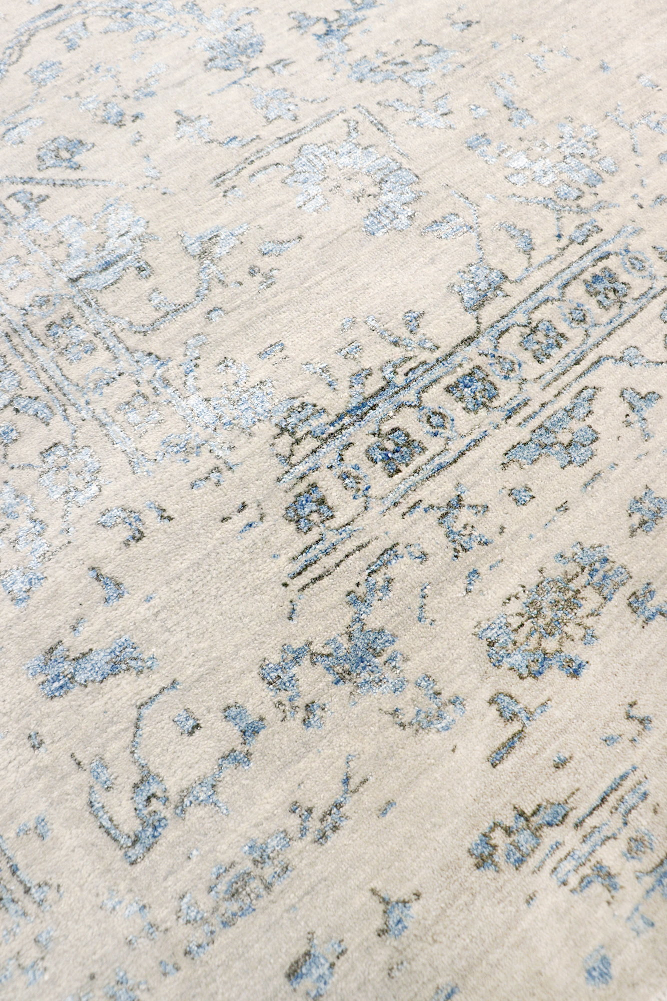 Pasargad - Transitional Collection Hand-Knotted Bamboo Silk/Wool Area Rug in Silver/Blue, 101" x 140" (pdc-3405 8x12)