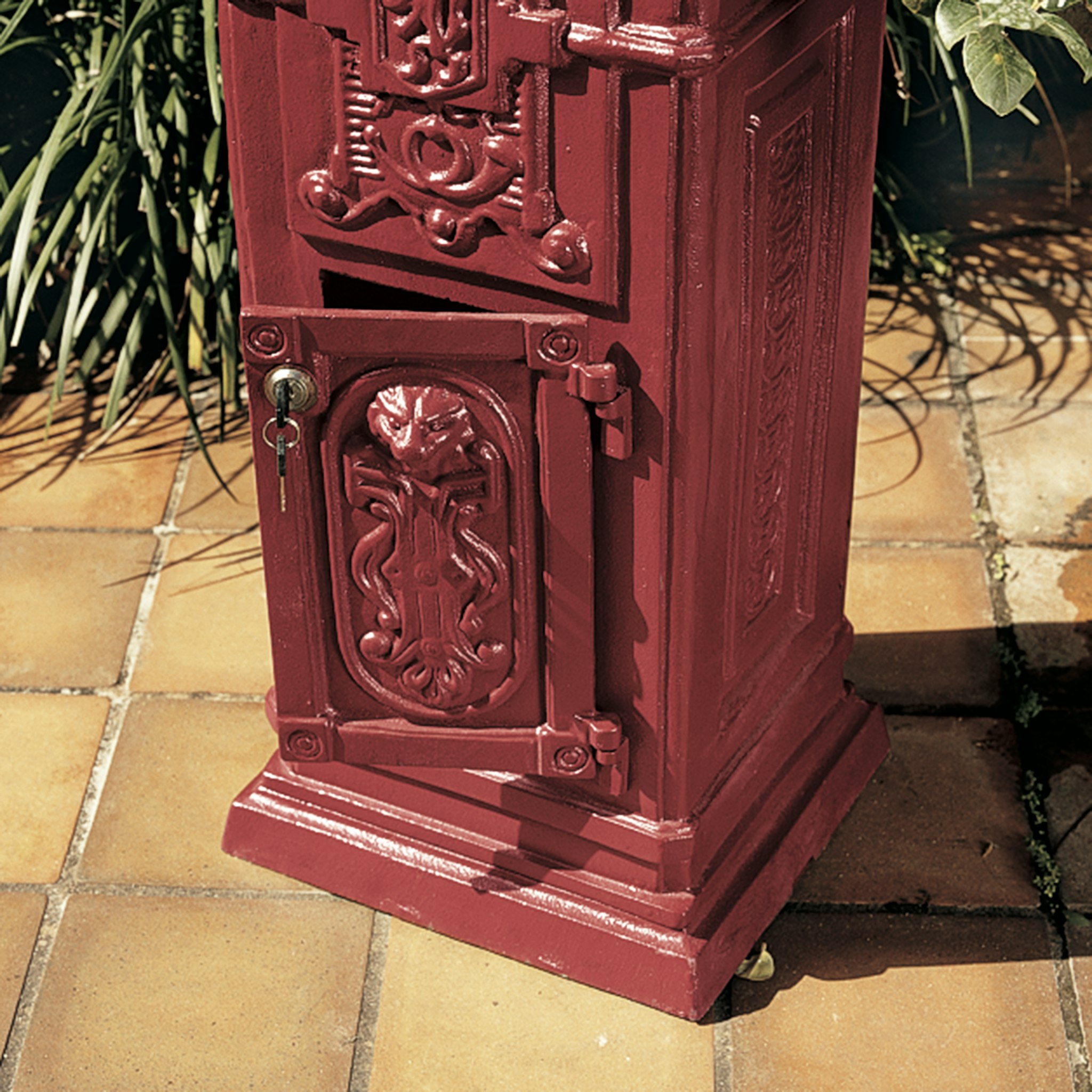 Toscano - British-Style Mailbox in Cast Iron